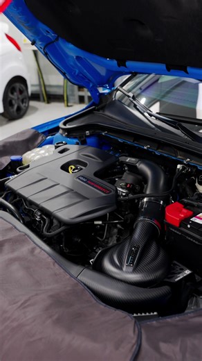 We’ve had customers visit our workshop in the Midlands from far and wide - but more and more we’re playing host to some of our fellow European enthusiasts, like Jordey who ‘popped over’ from Belgium for a comprehensive list of 09D upgrades to his Focus ST Edition 💪 His ST left complete with our carbon fibre induction kit, carbon rear crossover pipe and high-flow charge pipe upgrade, plus a host of engine bay and interior dress-up parts… who knew carbon fibre and Azura blue would look so good to