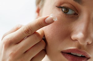 How to put in and take out contacts: A step-by-step guide