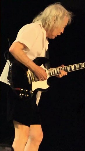 🔔🔥 AC/DC – Angus doesn’t rock despite his age – he rocks because he never cared about it