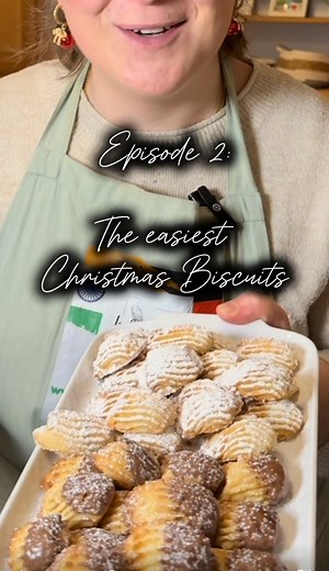 ⭐️🎄 Christmas Biscuits … with or without Egg ✨⭐️ The perfect Christmas biscuit recipe and so simple to make in less then 20 min. You ll love them. Recipe: 200g Flour 150g soft butter 45g almonds, grained 1 tsp vanilla extract 100g powdered sugar 2 egg yolks or 2 tbsp Milk Preheat oven: 180degrees Baking Time: 10 Min #Christmas #christmasbaking #baking | Coffeemilk Family