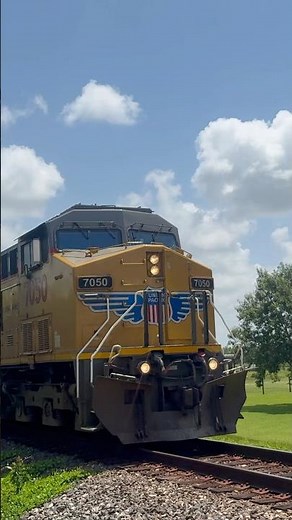 UP AC6000CW With an CSX !