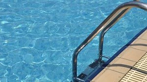 The city of Henderson put a flyer out reminding pool owners to drain their pools the right way. Les Krifaton explains a way to turn old pool water into quality drinking water in a matter of hours. https://bit.ly/3yxJqNz | FOX5 Las Vegas