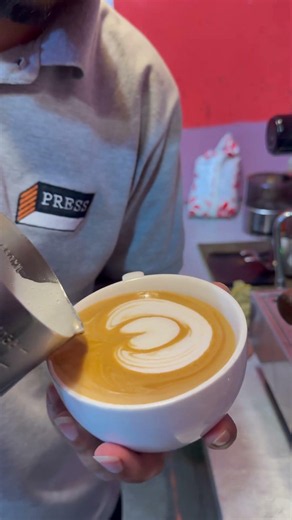 This is what happens when cup is hot🥵 #latteart #coffeelatteart #coffeeart #shorts