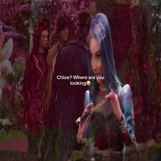 So random just makes me laugh lol 😂 #descendantswickedwonderland #chloecharming #maliabaker #maxhatter #fyp Disney