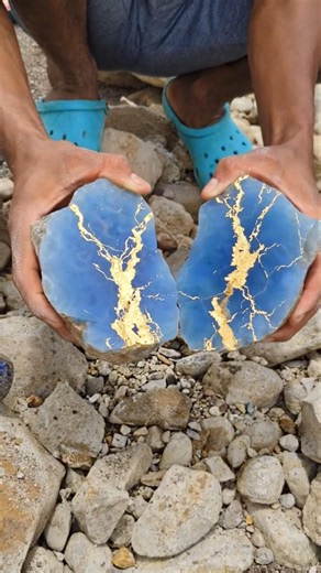 OMG 😱 Crystal Hunter Found a Massive Blue Jade Gemstone with Hidden Gold Veins Inside Ancient Rock!