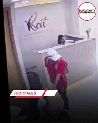 Santa Marta Al Día on Instagram: "#JudicialesSMAD l 🚨🚨🚨📲Un robo armado ocurrido en una peluquería del norte de Santa Marta quedó registrado por las cámaras de seguridad del establecimiento, permitiendo observar con claridad la forma en que actuaron los delincuentes. El hecho se registró en el salón de belleza Keit, ubicado en los locales comerciales del edificio Mirador de San Pedro, cerca del centro comercial Buenavista. En las imágenes se aprecia cómo dos sujetos llegan al lugar en una mot