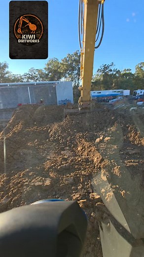 Bulk earthworks in full swing — loading out material and keeping trucks rolling all day. Kiwi Dirtworks | Earthmoving • Excavation • Site Prep 📍 Brisbane & Surrounds 📞 Contact us today for a free quote #KiwiDirtworks #Earthmoving #Excavation #BulkEarthworks #BrisbaneEarthworks #Groundworks #CivilWorks #LocalTradie #ConstructionLife #SupportLocal #QLDEarthworks | Kiwi Dirtworks