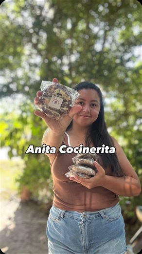 Paz Quiroz on Instagram: "🍪 Cookies caseras bien cargadas 🍪 Estos son los sabores disponibles: ✨ Bonobon ✨ Kit Kat ✨ Oreo ✨ Frutos rojos ✨ Chocolate semiamargo 📍 Anita Cocinerita es de Paso de los Libres 🚗 Viaja a Corrientes y Mercedes 📢 Cuando viaja, avisa con anticipación para tomar pedidos 👉 Seguí a @anita.cocinerita para no perderte las próximas fechas 🤎 Caseras, riquísimas y hechas con mucho amor"