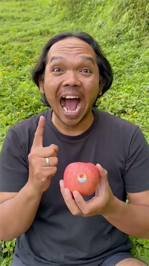 Lifehacke skills: Removing apple stickers 🍎 #camping #lifehack #bushcraft #outdoors