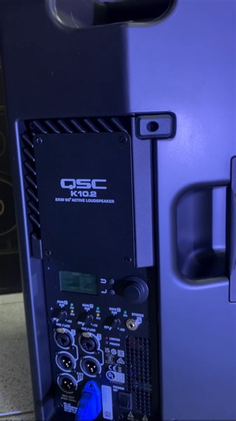 5.8K views · 122 reactions | COLUMNA AMPLIFICADA K10.2  La combinación perfecta de diseño elegante, rendimiento de audio superior, alta funcionalidad, operación simple e intuitiva y confiabilidad genuina.  #PajaroAzul #QSC | Almacen Pajaro Azul | Facebook