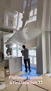 Le plafond tendu est vraiment impressionnant à voir installer et l'effet final est tout aussi saisissant. Avec le reflet de l'eau et les nuances de bleu, il donne l'illusion d'une hauteur de plafond accrue. On a l'impression que la nature et le ciel se prolongent à l'infini. | Manon LeBlanc | Facebook