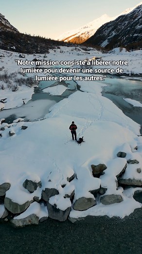 "Notre mission consiste à libérer notre lumière pour devenir une source de lumière pour les autres." Cette citation, de N. Mandela, je la trouve tellement belle, tellement puissante, tellement vraie. Parfois nous avons peur de libérer notre lumière alors que, pourtant, c’est précisément ce dont le monde a besoin, surtout actuellement quand on voit l’étant dans lequel est le monde. Oser, être soi, c’est oser donner de l’espoir aux gens. ⬇️ Infos sur le lieu ⬇️ 📍🇨🇭😍 Ferpècle, Valais, Suisse Co