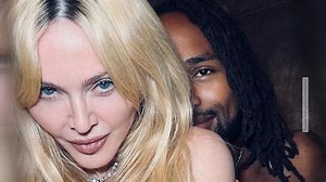 Nanu, wer ist er denn?!: Madonna zeigt sich oben ohne mit einem jungen Mann