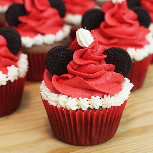 Disney Christmas = the happiest cupcake on earth. Full Recipe: taste.md/2COtSaC 🎥: pankobunny | Sugar Fix