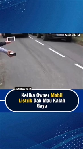 @zonafact.id on Instagram: "BMW i8 sejatinya bukan mobil listrik murni, melainkan sebuah plug-in hybrid. Namun, kemampuannya melaju nyaris tanpa suara kerap membuatnya tampak seperti mobil listrik. Dalam video ini, ketika dua mobil di depannya memamerkan raungan mesin, sang pengemudi i8 justru menunjukkan kreativitas dengan menirukan suara mesin menggunakan mulutnya. Sebuah kontras yang unik: satu mobil meraung kencang, satu mobil melaju senyap, dan seorang pengemudi yang berhasil mencuri perhat