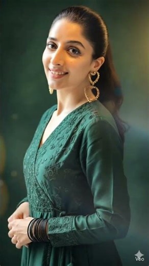 “Green Elegance: Stunning Model Showcase in Vibrant Green Outfits”