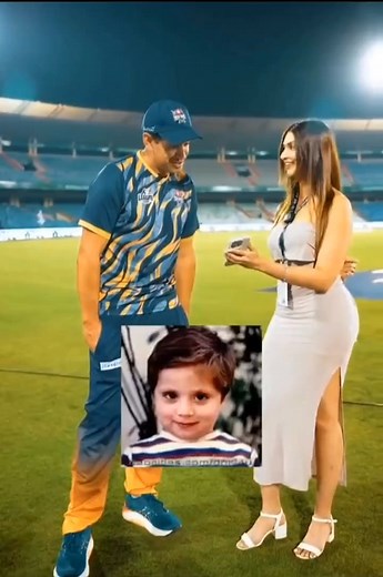 The girl's full focus is on Lala while the 3 players walking in the background are fully focused on the girl 😛😄😂 | Ahmad Lala