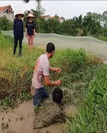 2.5K views · 27 reactions | The beautiful girl was attacked by a python | US Police Showtime | Facebook