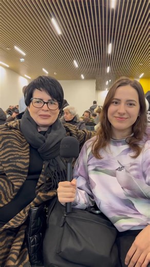 ✈️ Astăzi, la zborul inaugural Braşov GHV - Roma FCO, a fost multă bucurie și emoție! Andreea și Cristina au primit o invitație la Roma, chiar din partea șefului de cabină, @Futura Lucherelli, care a crescut în Braşov, iar acum lucrează la baza aeriană de pe aeroportul Fiumicino. Vă mulțumim că folosiți Aeroportul Internațional Brașov-Ghimbav pentru călătoriile voastre! Aviația dă senzația, aeroportul aduce emoția! ♥️ | Aeroportul Internațional Brașov