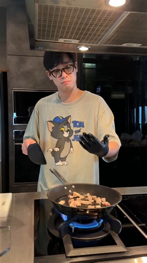 Pitt Karchai on Instagram: "จานนี้กี่บาท!!??? #ข้าวผัดมันเนื้อ"