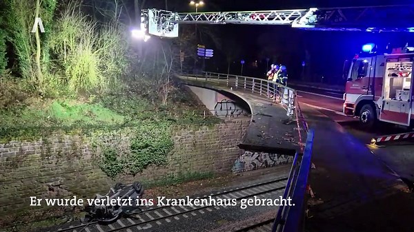 Auto stürzt in Trier auf Bahngleise