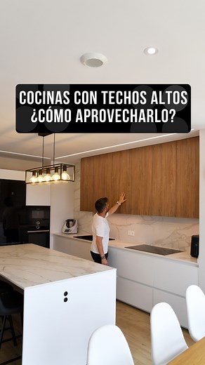 Cocinas con techos altos ¿cómo lo aprovechamos? 🤗 Y es que hay cocinas con los techos muy altos y para aprovechar ese espacio, colocamos muebles como estos. 👌 Muebles de cocina altos con mucha medida para aprovechar ese espacio. Es cierto que hasta arriba es difícil llegar, pero ese espacio nuestros clientes lo suelen destinar para lo que menos utilizan en el día a día. 🤩 ¿Qué te parece esta idea? 💡 #cocinologa #cocinologo #cocinascjr #cocinasmodernas #cocinassantos #cocinamoderna #mueblesde