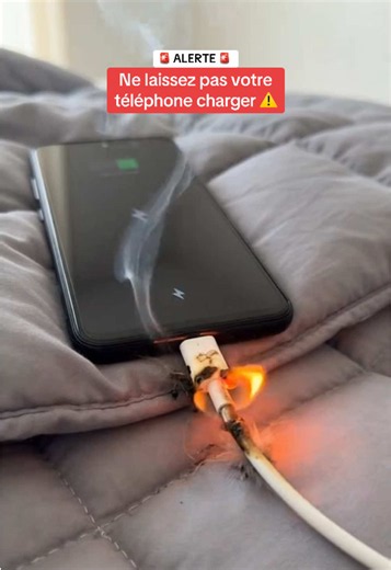 Ne dormez surtout pas en laissant votre téléphone charger… Un chargeur a pris feu en pleine nuit, une personne est morte 😱 La panique gagne. 👇 Vous chargez encore la nuit ? #Chargeur #Incendie #Alerte #Sécurité #Viral