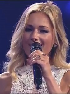 77K views · 443 reactions | La superstar a demandé à la petite fille de chanter avec lui. Quelques secondes plus tard, la salle a explosé avec le discours du petit. Regardez le discours dans les commentaires. #superstar #song #stage #girls #beautiful | Real News | Facebook