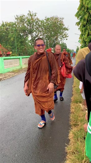 Selamat sampai tujuan biksu❤️ #biksu #borobudurtemple #nganjuk24jam #nganjukkotaangin #budha