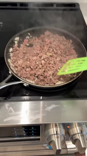 Impossibly Easy Cheeseburger Pie…But Healthified and low carb…. 😘This week I took a Betty Crocker fave and made some simple tweaks to make it a healthier option! My family loved it! Make sure to save this one! ✅Ingredients: ✅1lb lean ground beef✅1 onion, chopped ✅1/2t salt ✅1c. Shredded cheddar cheese ✅1/2c. Kodiak Pancake Mix ✅1c. Almond milk ✅2 eggs. ➡️1. Brown ground beef and chopped onion. When it’s cooked through top with salt and spread over a 9” pie pan. 2️⃣Top with cheddar cheese. 3️⃣In