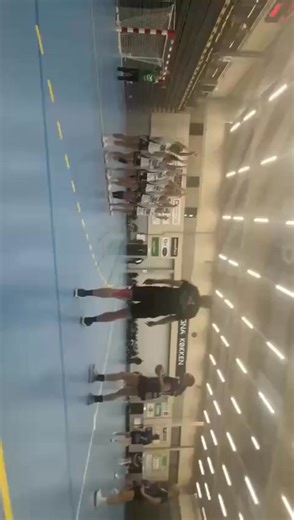 Opdate fra julecup i Bjerringbro 🤾🏻🤾🏻 U13 pige i B-Finalen spilles nu U15 pige 1 i A-Finalen Kl. 13.50 U15 pige 2 i B-Finalen Kl. 13.50 U17 Pige i A-Finalen Kl. 15.40 Så tag turen forbi Bjerringbro julecup og jep på vores seje piger💪💪🔵⚪️🔵⚪️ På videoen sikre U15 piger hold 1 sig semifinalen pladsen med en scoring efter tid direkte på frikast 💪💪🤾🏻🤾🏻 | Rundt om Skive FH - klubsiden