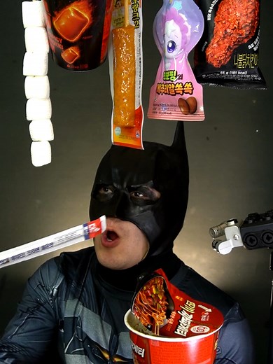 층간소음 속 편의점 음식 먹방 즐기기