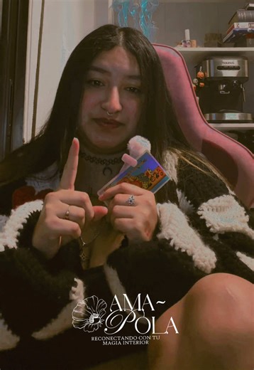 A veces no es cansancio… a veces solo necesitas limpiar tu energía ✨ Aquí te comparto 3 limpiezas energéticas básicas que puedes hacer en casa cuando sientas el ambiente pesado, estés cargada emocionalmente o simplemente quieras resetear tu energía. Son prácticas sencillas, pero muy poderosas si las haces con intención. 🌿 Guarda este video para cuando lo necesites y cuéntame en comentarios: ¿Has probado alguna de estas limpiezas? 👀✨ #limpiezasenergeticas #amapola #baños #sahumerio #brujeria