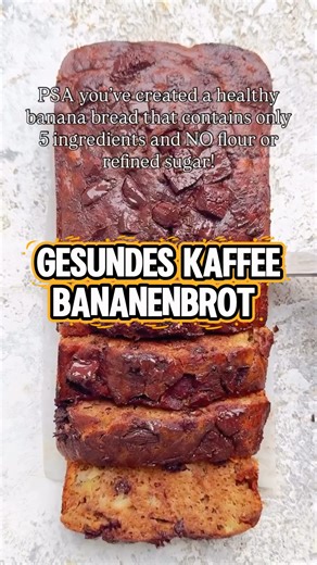 Bianca Giurgiu | LIFESTYLE & PREP COACH on Instagram: "🍞 Gesundes Kaffee-Bananenbrot 🌾 Ohne Mehl ✨ Nur 5 Zutaten ⚡ SUPER EINFACH 😋 Genießen! ⸻ MAKROS (pro Stk. Rezept macht 10 Stk.) 190Kal I7g Ei I 10g KH I 14g F 📝 ZUTATEN • 🍌 360 g reife Banane, zerdrückt (ca. 3 mittelgroße) • 🥜 250 g Erdnussbutter, flüssig/rührfähig • 🥄 5 g Backpulver • 🥚 2 Eier (ca. 100 g ohne Schale) • ☕ 8 g Instantkaffee, gemischt mit 45 g heißem Wasser • 🍫 Schokodrops nach Wunsch (optional) ⸻ 👩‍🍳 ZUBEREITUNG 1️⃣