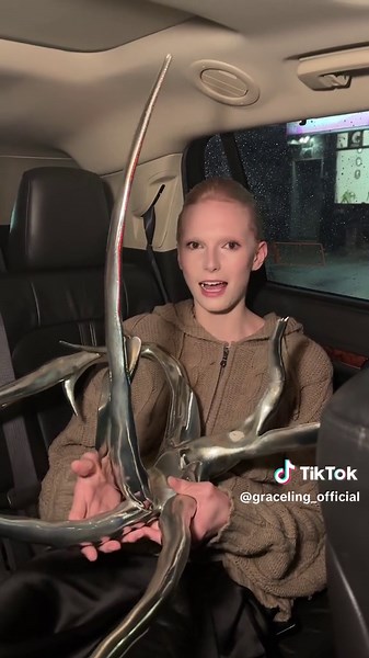 @Alex Consani is about to step onto the red carpet wearing GRACE LING!!!!