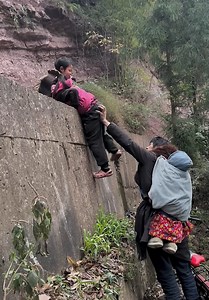 4.6M views · 10K reactions | Helping each other's a true act of good-hearted people沈沈 | Make-Up & Hair Tutorials | Facebook