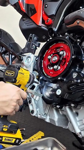 𝐋𝐈𝐌𝐈𝐓𝐋𝐄𝐒𝐒 𝐒𝐏𝐄𝐄𝐃 𝐔𝐏 on Instagram: "CNC Racing clutch kit fitted on the Mono . . #Ducati #ducatisevice #CNCRacing #Hypermotard #Hypermotard698mono #limitless #limitlessspeedup"