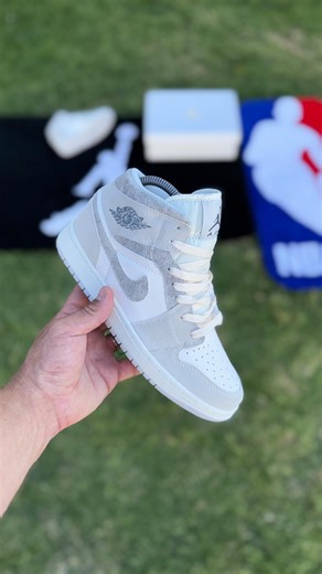 Phoenix Sneakers on Instagram: "AIR JORDAN 1 RETRO MID “ Neutral Grey “ Todo lo que buscas en @sneakersphoenix.arg Envíos gratis 💸 a todo el país 🇦🇷 Abona en la puerta de tu casa 🏠"