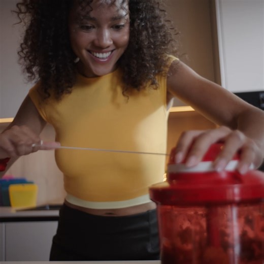 #ustensile Quel trio fantastique 🤩 ! Hâchez, mélangez ou émulsionnez 5 fois plus vite et sans électricité avec les Hâchoirs SuperSonic ! C'est facile et écologique ♻️ ! ✅ Rendez-vous sur notre site 👉🏼 https://bit.ly/3wNYlqY ✅ Prenez contact avec l’Animateur/trice le/la plus proche de chez vous 👉🏼 https://bit.ly/3X6YqQZ | Tupperware France Officiel