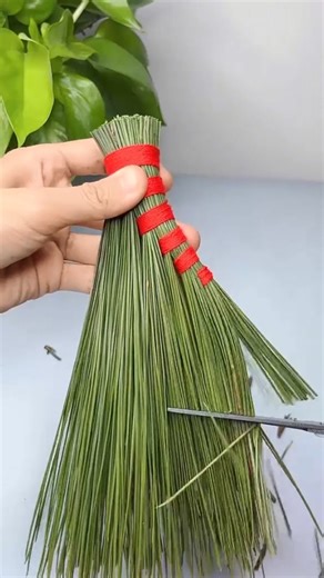 Instructions for making brooms from willow leaves #diy #craft #crafting | Craft Home
