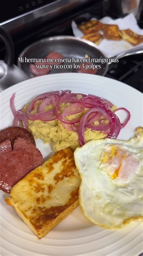 Angie Pena | Blogger on Instagram: "El mangú más suave y rico que usted va a probar 🫰🏻😮‍💨 Ingredientes: Plátanos verdes Mantequilla Cebolla roja Cream cheese (queso crema) Leche Carnation Salami Huevo Limón Vinagre Sal Queso de freír Preparación del mangú: Hervir los plátanos con un poco de sal Retirar el agua de los plátanos después que estén cocinados dejándole un poco de agua. Majar los plátanos inmediatamente calientes y agregar un poco de mantequilla, leche carnation y queso crema (crea