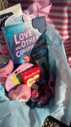 Mood Reads on Instagram: "Everyone needs a little Shelf Love 💗 This Valentine’s Day, give the book lover in your life a gift they’ll actually like. These baskets are carefully crafted so everything is easily accessible from the lip of your tub. Sit back, relax and let these authors handle it. Shout out to Moe Bubbles for making these adorable bath bombs! 🫧 Each basket includes: - romance book - leather heart bookmark - chapstick - claw clip - beverage - popcorn - sticker - face mask - candy - 