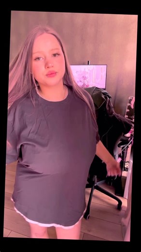 Ayomi.iuya on Instagram: "日本利用压电瓷砖将脚步转化为电能。 这些瓷砖捕捉来自你脚 步的动能。当你行走时，你的重量和动作会对瓷砖产生压力。瓷砖会轻微弯曲，从而产生机械应力。瓷砖内部的压电材料将这种应力转化为电能。每一步都会产生少量电荷，而数百万步结合在一起就能产生足够的电力来驱动LED灯、数字显示屏和传感器。在像涩谷车站这样繁忙的地方，每天大约有240万个脚步为这一系统作出贡献。这些电能可以被储存或立即使用，从而减少对传统电力来源的依赖.并支持可持续的城市基础设施。这种方法将日常运动转化为实用的可再生能源。#日本#知识#事实#你知道吗#推荐科技创新历史技术实验热"