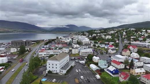 Akureyri, Islandia: Un dron explora un mágico pueblo invernal