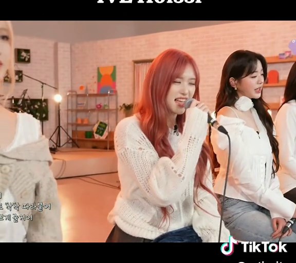 IVE's Holssi Performance at IU Pallete Ep.31