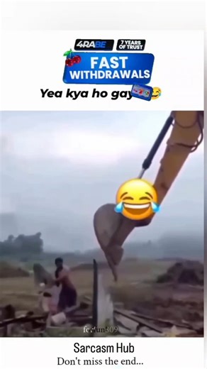 Sarcasm Hub on Instagram: "2001년 개봉한 영화 “A Beautiful Mind”는 단순히 천재 수학자의 삶을 다룬 작품이 아니라, 인간이 내면의 혼란 속에서도 어떻게 사랑과 신뢰로 자신을 되찾아가는지를 보여주는 깊은 이야기입니다. 화려한 계산 장면보다 존 내쉬가 마음속 그림자를 이겨내려는 순간들이 훨씬 더 오래 기억에 남죠. 특히 그가 현실과 환상 사이에서 흔들리면서도 끝까지 아내를 향한 마음을 놓지 않는 모습은 묘하게 가슴을 저릿하게 만듭니다. 이 영화에서 감정을 완성시키는 요소는 바로 잔잔한 피아노 선율과 차분한 배경음악입니다. 처음에는 조용히 스며들지만, 어느 순간 관객도 모르게 내쉬의 감정에 같이 잠기게 되죠. 후반부, 아내가 내쉬의 손을 잡아주던 장면에서는 음악과 화면이 자연스럽게 겹쳐지면서 눈시울이 뜨거워지는 경험을 하게 됩니다. 많은 이들이 “이 장면만 떠올려도 이상하게 마음이 찡하다”고 말하는 이유도 그 때문일 겁니다. 이 영화가 여러 상을 휩