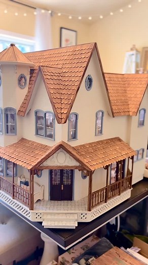 Tania ~ Cherie’s Mini on Instagram: "Tiny Things 💓 As part of the dollhouse tour, I wanted to share some of the little details that make this space feel so personal. Many of the accessories, like the tiny handbags, the delicate sandals, and stacked hat boxes, are pieces I’ve made by hand. There’s also a simple hat and a little dress I created to bring a lived-in feel to the wardrobe. But I’ve also collected some treasures over time, like the intricate corsets and the vintage white dress, which