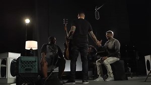 Usher - Mercy Mercy Me-What's Going On Medley (Acoustic Cover) Usher Terrence "Terry" Raymond IV, más conocido como Usher (Chattanooga, Tennessee; 14 de octubre de 1978), es un cantante, compositor, bailarín, productor de música y actor estadounidense. Ha vendido más de 75 millones de álbumes y 200 millones de copias a lo largo de su carrera, también es parte del grupo de propietarios del equipo de la NBA Cleveland Cavaliers y tiene su propio sello discográfico llamado US Records. What's Going O