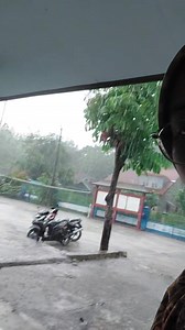 Jam balek sekolah, malah hujannnnn🙂 Semoga segera mereda, soalnya ada jam les😭 | Desy Fitriawati