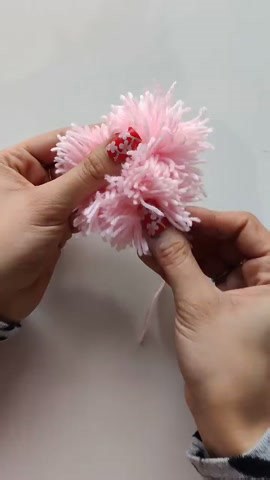 Make a cute pom pom heart keychain from wool in minutes – DIY craft